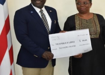 AU Presents US$200,000 for Flood Victims