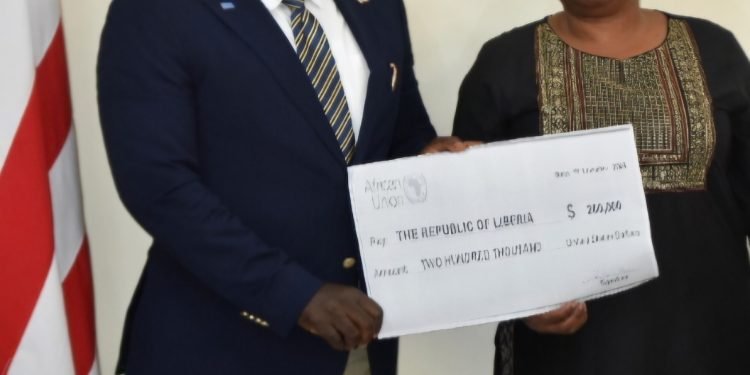 AU Presents US$200,000 for Flood Victims